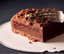 【材料4つ】包むだけでプロ級の仕上がり！「奇跡のザクザク生チョコケーキ」