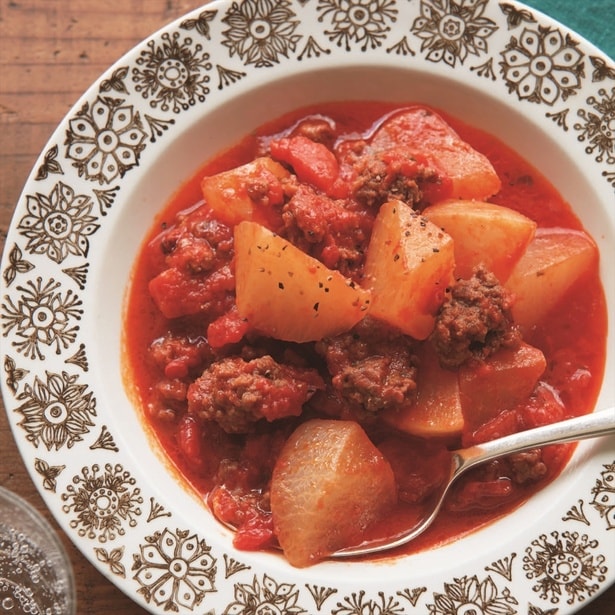 炒めて甘みを引き出した大根とトマトの酸味がバランスよし「大根とひき肉のトマト煮」