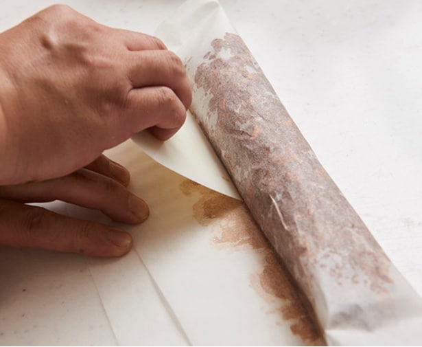 クッキングシートの上からカードで形をととのえ