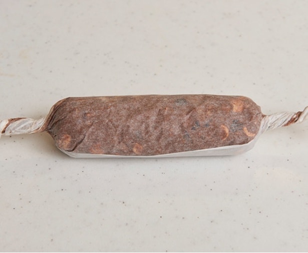 両端をキャンディのようにねじって留める