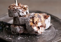 イタリアのお菓子「チョコレートのサラミ」。手軽に作れて手土産にもしやすい！