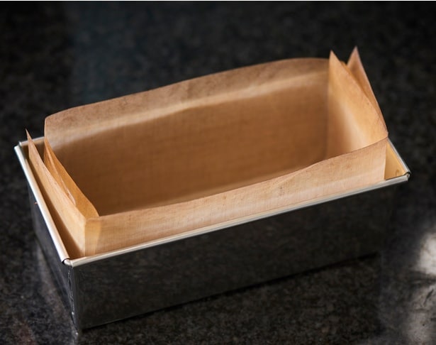 型にオーブンシートを敷く