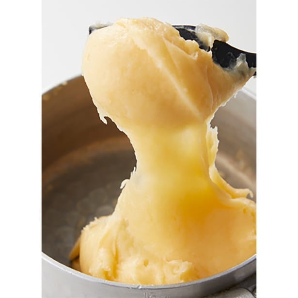 熱いうちに溶きほぐした卵を少しずつ入れてよく混ぜる