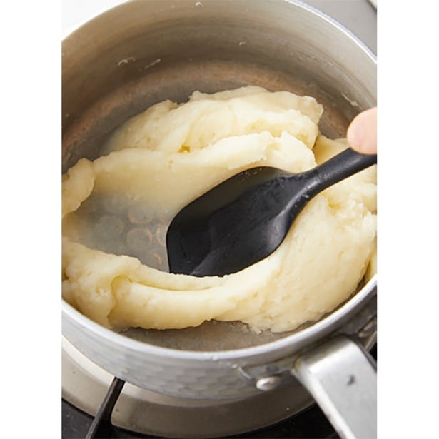 ゴムベラで練り混ぜる