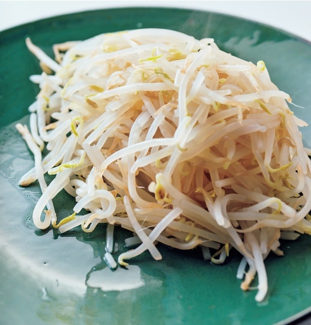 野菜をたっぷり添えればかさ増しになるだけでなく、早食いも防止できる。しかも、もやしならお安い！