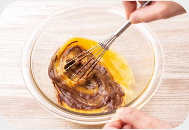 ボウルにAを混ぜたら、1の溶かしたチョコレートを少しずつ加え混ぜる