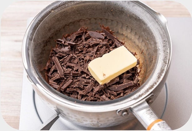 バター20gを加えて湯煎で溶かす
