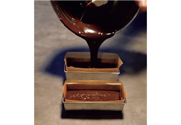 型に流し入れ、軽く底を叩いて空気を抜く