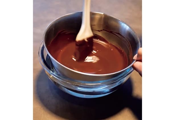 刻んだチョコとバターを湯煎で溶かす