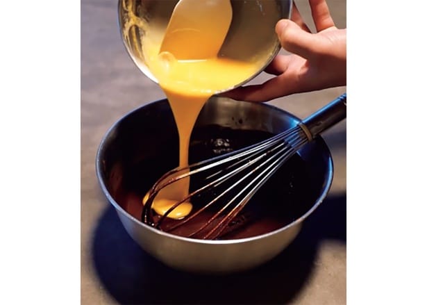 溶き卵は少しずつ混ぜて乳化させる