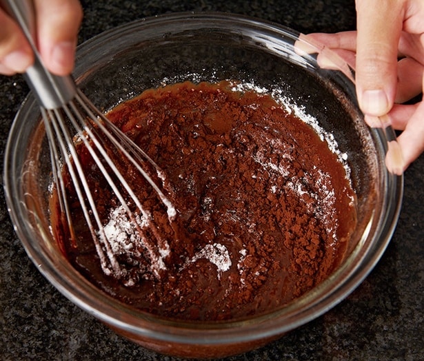 薄力粉とココアパウダー、ベーキングパウダーを入れ、ホイッパーで混ぜ合わせてつやを出す