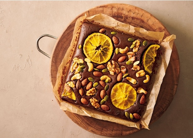 カットするとさらに映え！ナッツとフルーツの甘煮がアクセントの「オレンジブラウニー」