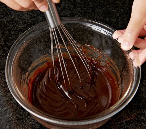 食塩不使用バターと板チョコが溶けきるようにホイッパーでよく混ぜる