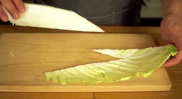 包丁をV字に入れる　▶︎軸をとろとろにするコツ