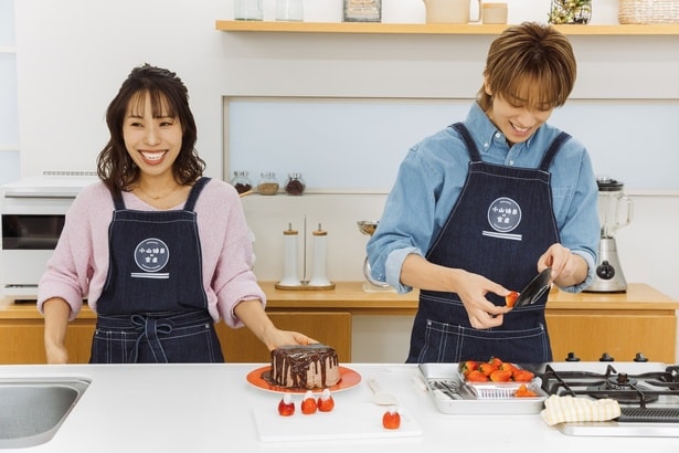 表面にもイチゴを乗せていきます