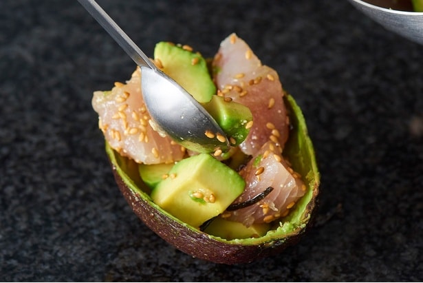 皮の器に盛り付ける