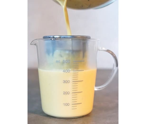 卵液を漉すと、口当たりがなめらかになる