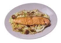 【管理栄養士のラク食べダイエット】鮭のうま味とみそのコクがたまらん～！ 「鮭のちゃんちゃん焼き」