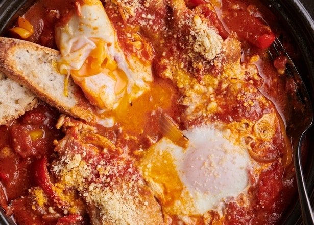 シャクシューカとはトマトソースに卵を割りいれた中東料理