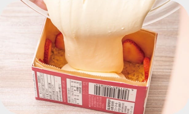 ボウルにAを入れて練り混ぜたら、卵黄を少しずつ加え混ぜる