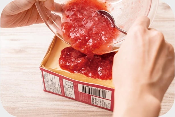 仕上げにお好みで苺をのせる