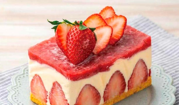 旬の苺とチーズケーキをまるごとアイスにした「アイスチーズケーキ」