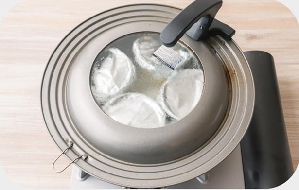 蓋やアルミホイルを外しながら2分程加熱し、冷蔵庫で冷やす