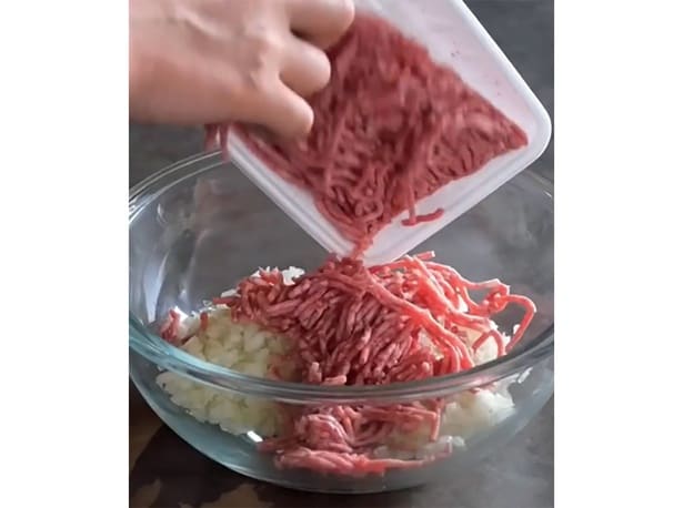 たっぷりのタマネギに挽き肉を入れる