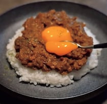 ひき肉と野菜の旨みが濃厚！パティシエが愛する「無水カレー」