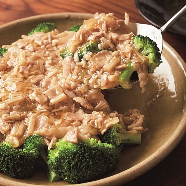 少ない水で蒸しゆでにして甘みを凝縮「ブロッコリーの豚バラしょうゆあんかけ」