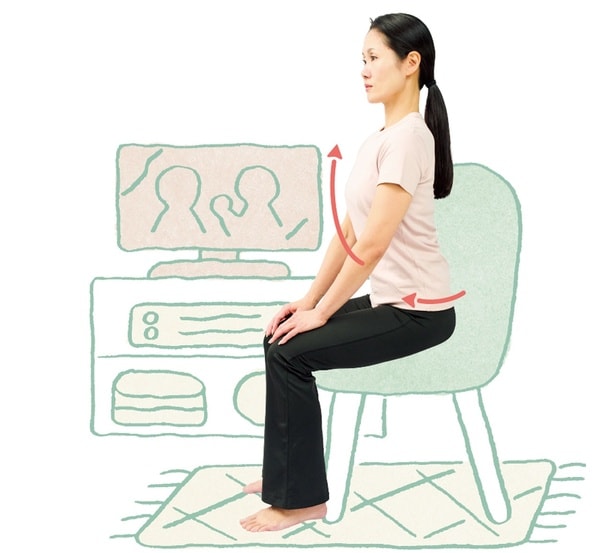 1.いすに浅く座り、おなかに力を入れて骨盤を前に少し倒します(反らす)。その際、胸を開いて引っ張り上げる感じで反らします。