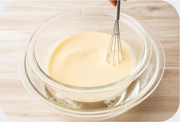 ボウルごと氷水に浸し、軽く混ぜながら粗熱を取る