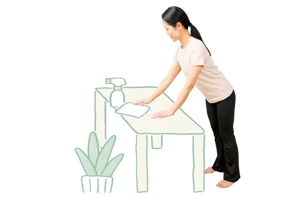 拭き掃除をしながら「ヒップヒンジ＆ハムストリング伸ばし」