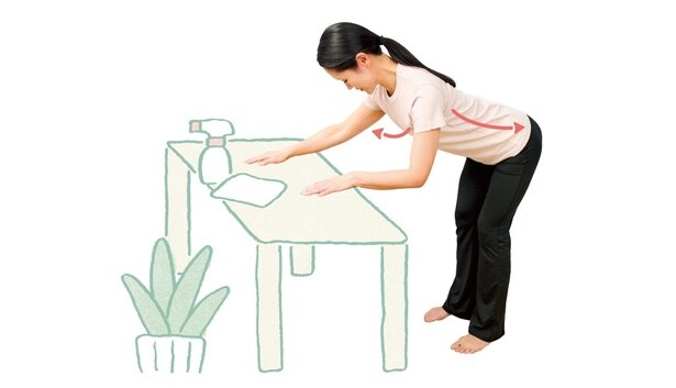 お尻を後ろに引き、背中を丸めずに前傾。もも裏が心地よく伸びる位置で腹式呼吸を3回行ない、ゆっくり戻ります