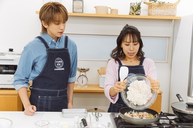 鶏肉に火が通ったらご飯を加えて味付け