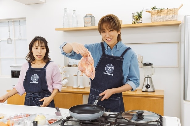 鶏肉は切らずにフライパンへ！