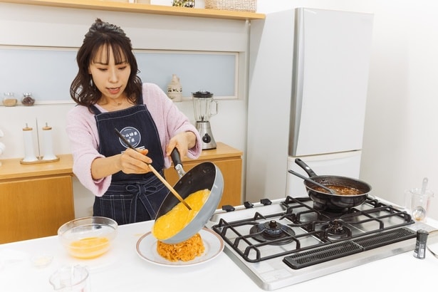 卵の表面が半熟のうちにご飯と合わせます