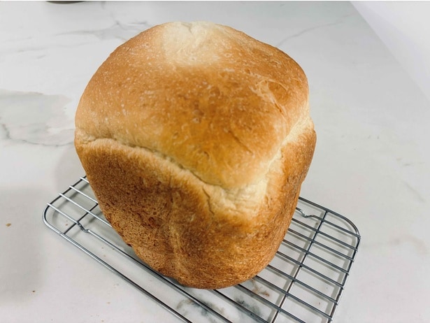 焼き上った角食パンは、見た目がとてもきれい。おうちで焼いたとは思えない仕上がり。