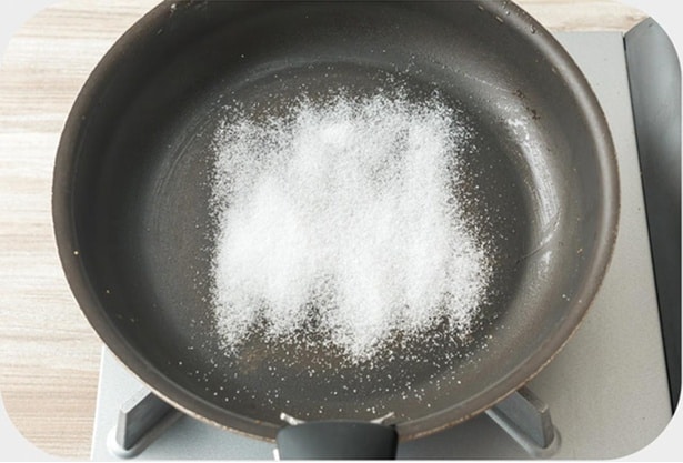 砂糖がきつね色になるまで焼く