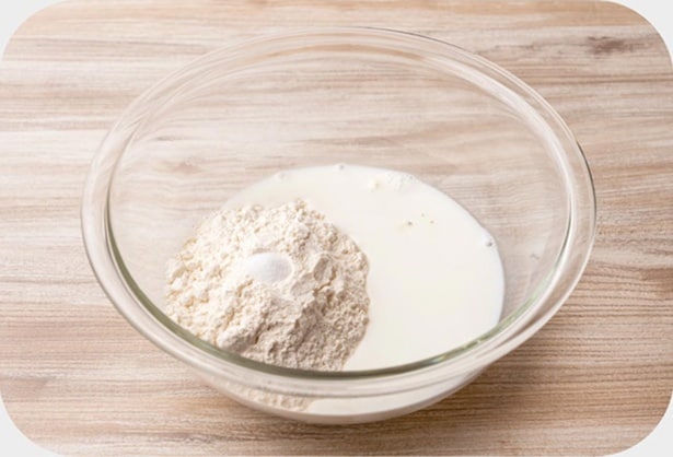 ボウルに強力粉を入れて片側に寄せ、強力粉のてっぺんに塩を置く