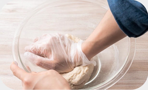 塩が最後に合流するようにゴムベラで混ぜる