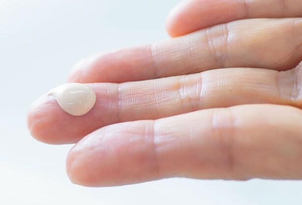 少量の下地を手にとり、両手のひらをすり合わせて薄くのばします