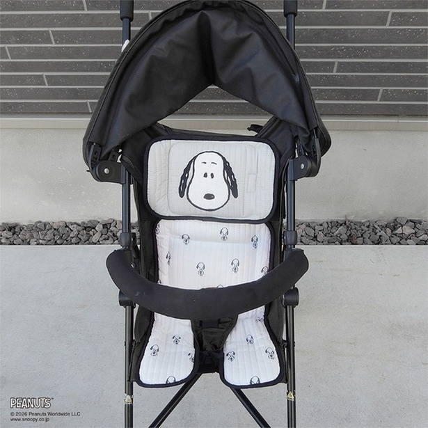 ベビーカーにセットした「ベビーカーシート(PEANUTS)」。枕部分は取り外して抱っこ紐にも使える