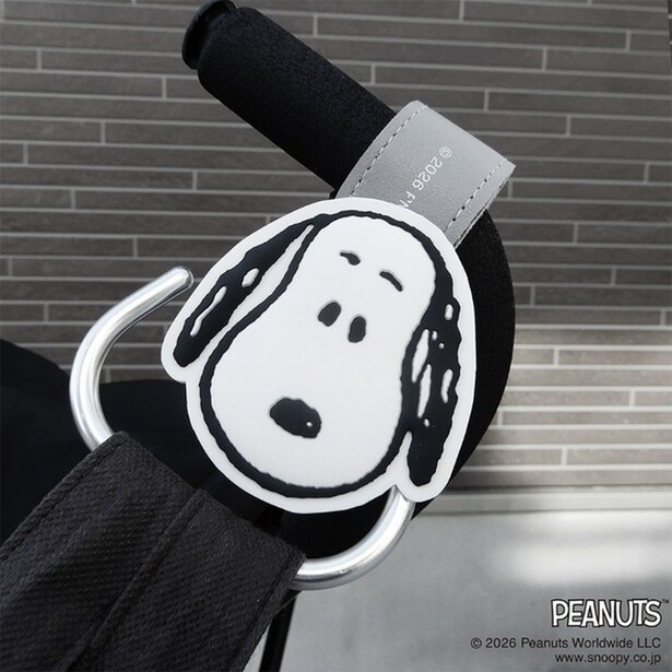 合皮レザーベルト×シルバーフックが大人っぽい「ベビーカーフック(PEANUTS)」