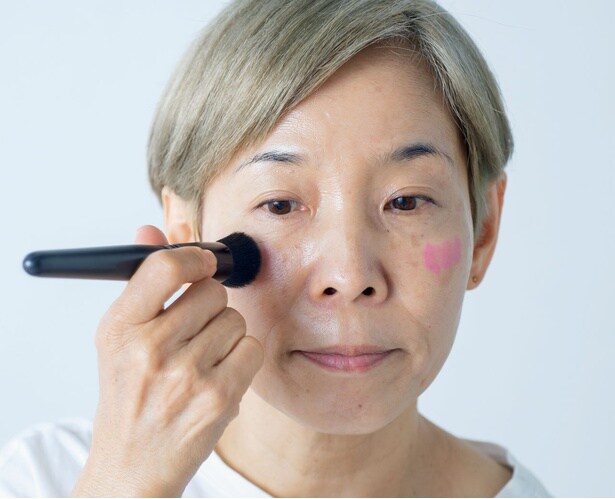 シミを徹底的に隠すため、チークを先に塗ります