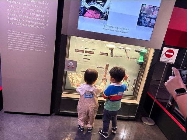 お友達とお出かけ中！▶興味津々（⇒次へ）