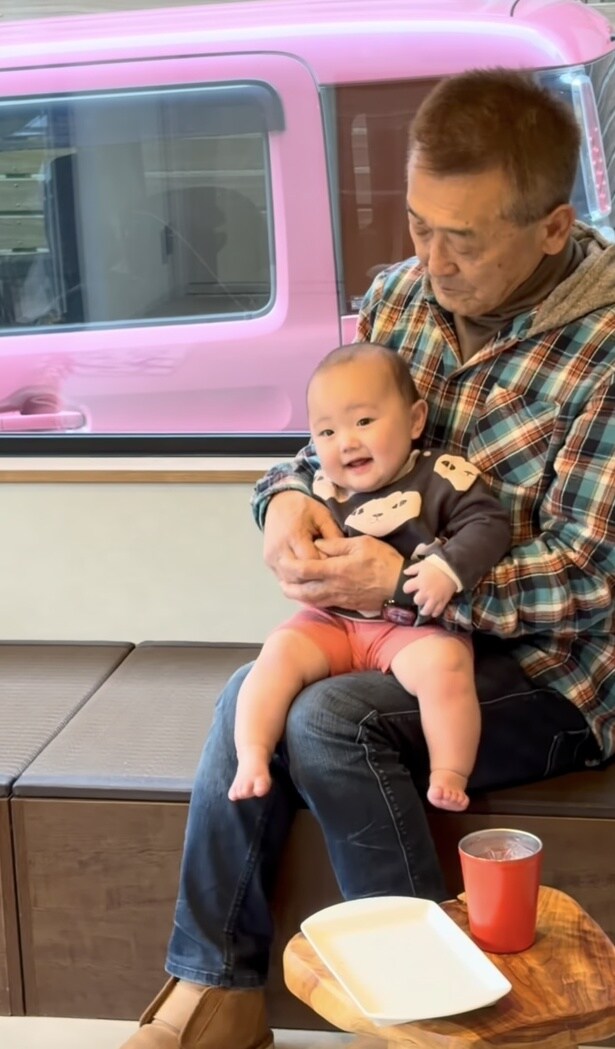 お父さんを見つけてにっこり▶安心したのも束の間…（⇒次へ）