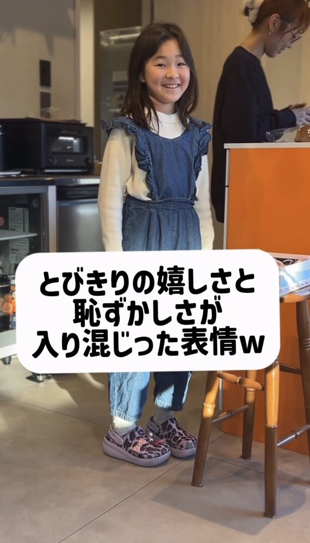 嬉しさと恥ずかしさが入り混じった表情を見せる▶（次画像から予想外の出来事が起こる保育士時代をおもしろおかしく描いた『保育士でこ先生6』が読めます）