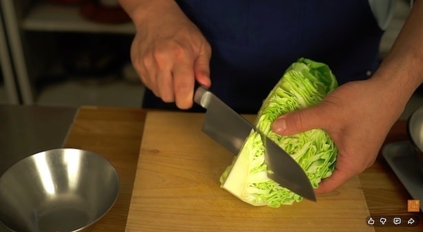 キャベツ1/4個（250〜300g）の根元を落と