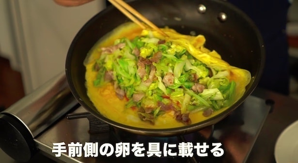 手前側の卵を具にのせる